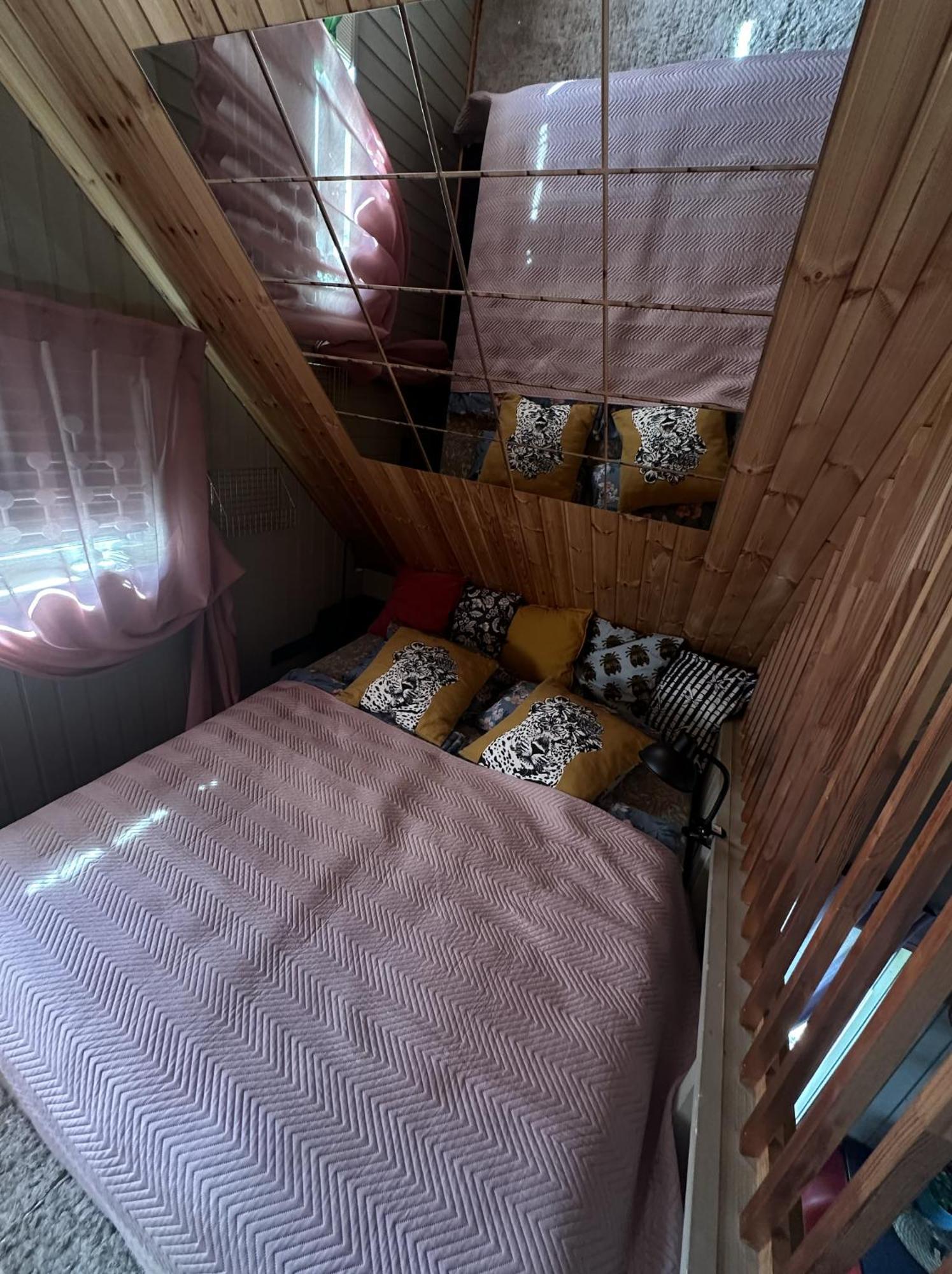Amazing Little House On An Island With Garden Loma-asunnot